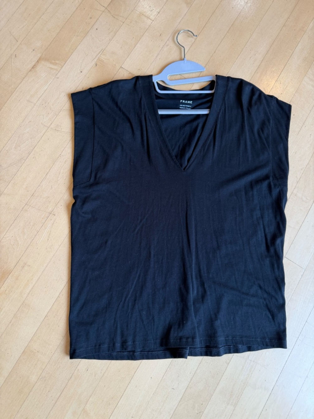 FRAME Le Mid Rise V neck tee, M, CB2839 - Picture 2 of 4
